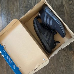 womens size 6 1/2 swift run shoes (black)